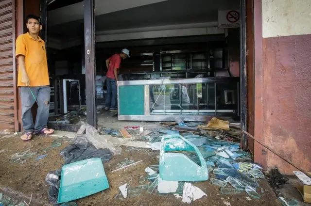 वेनेजुएला में लूट पाट की घटनाओं भी हुई हैं.