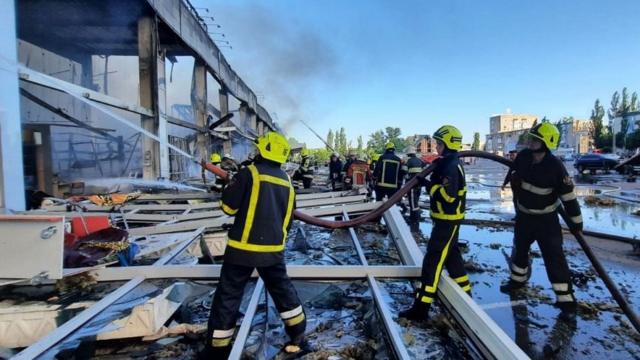 Пожар после ракетного удара по ТРЦ в Кременчуге