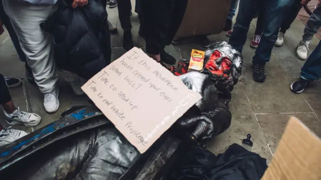 Estátua de Edward Colston após ser demolida em Bristol, 7 de junho de 2020