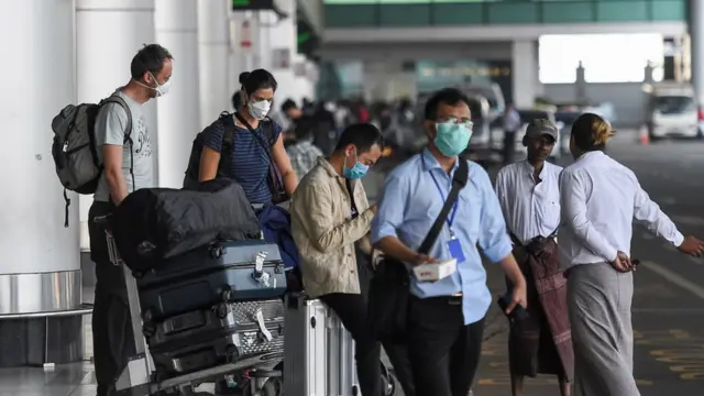 မြန်မာအစိုးရအနေနဲ့ နိုင်ငံအားလုံးအတွက် ဆိုက်ရောက်ဗီဇာနဲ့ အီလက်ထရောနစ်ဗီဇာ တွေကိုလည်း ဧပြီလကုန်ထိ ယာယီရပ်ဆိုင်း