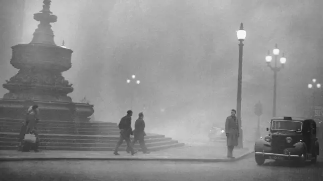 Пикадилли в тумане. Фотография 1952 гогда