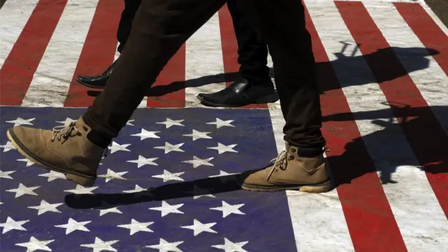 Ямандаги Ҳусий талабалар АҚШнинг байроғига оёқ босишмоқда. Ҳусийларнинг АҚШга адовати Исроилнинг Ғазога босқини ортидан кескин ошган.