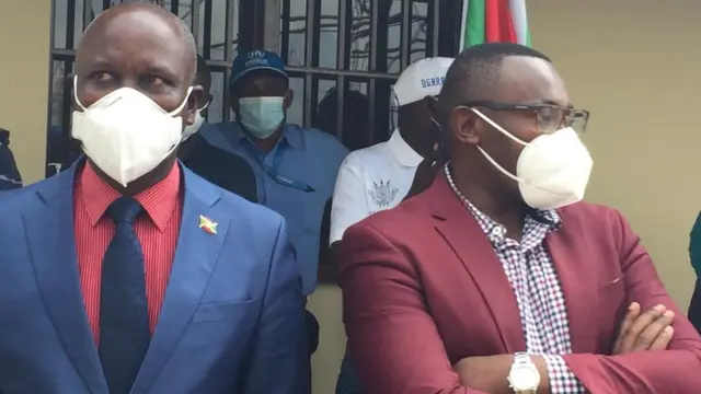 Minisitiri w'ubutegetsi bw'igihugu n'umutekano Gervais Ndirakobuca (ibumoso) na Minisitiri w'ubuzima Dr Thaddée Ndikumana bayoboye intumwa zaje kwakira izi mpunzi ku mupaka