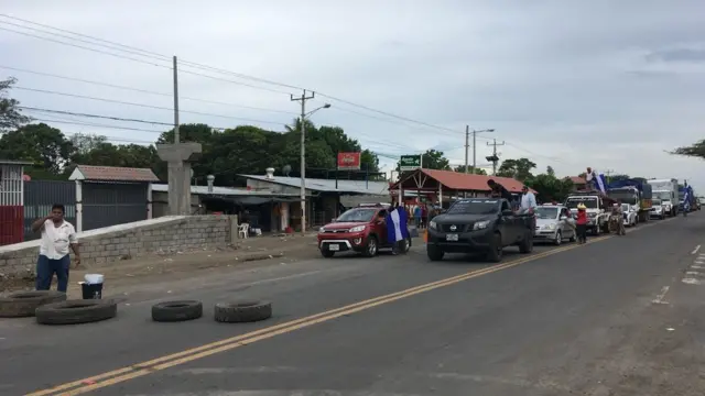 Neumáticos bloqueando una pista.