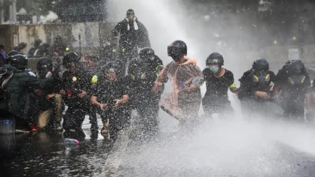 ตำรวจฉีดน้ำใส่ผู้ชุมนุมเรียกร้องประชาธิปไตยที่แยกเกียกกาย