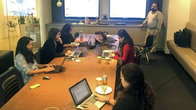 Periodistas y voluntarios en BBC Mundo Miami durante el curso de Wikipedia.