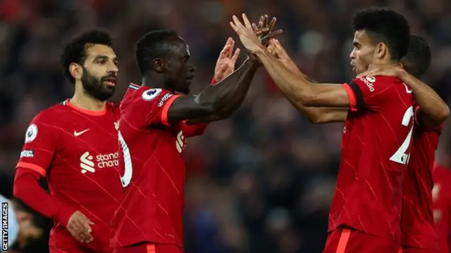 Mohamed Salah, Sadio Mané và Luis Diaz ăn mừng Liverpool ghi bàn vào lưới Manchester United
