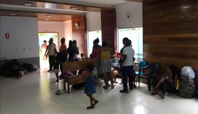 Haitianos na sede da Prefeitura de Assis Brasil