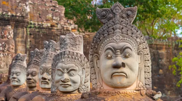 Angkor templ sandstone heads