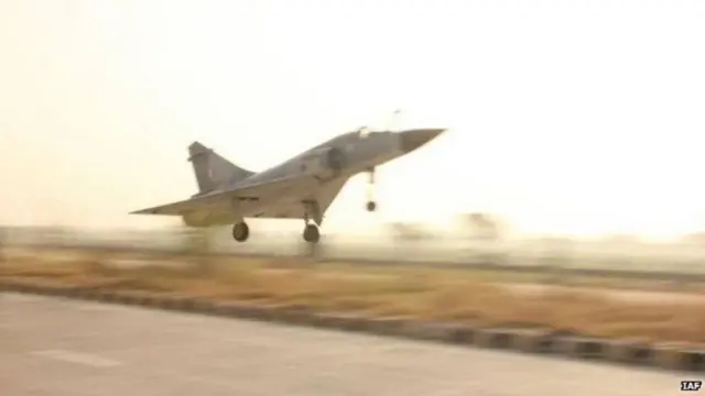 હાઈવે પર ઉતરાણ કરી રહેલા હવાઈ દળના પ્લેનનો ફોટોગ્રાફ