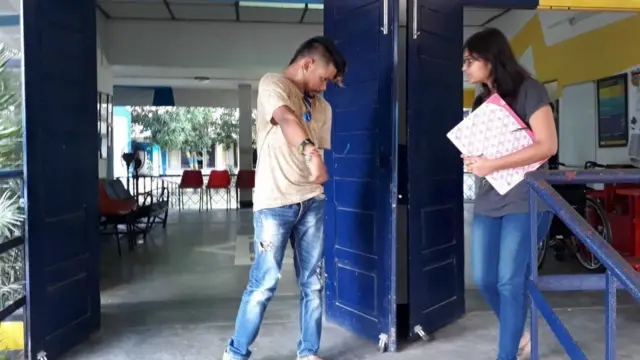 વિકલાંગ વ્યક્તિ અને યુવતિ