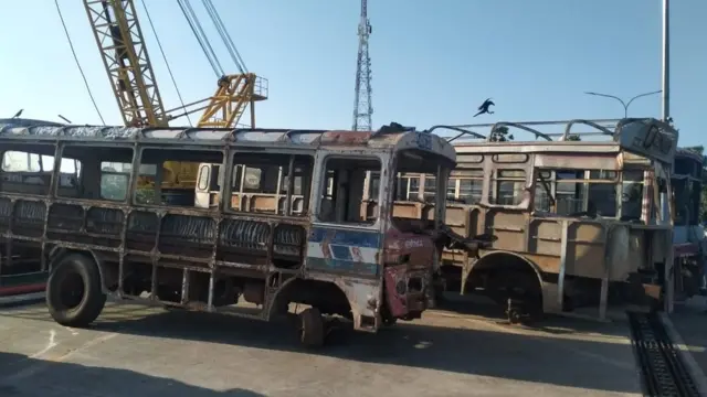 கடலில் விடப்படும் பேருந்து