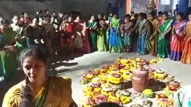 ఎల్పీజీ సిలిండర్‌తో బతుకమ్మ