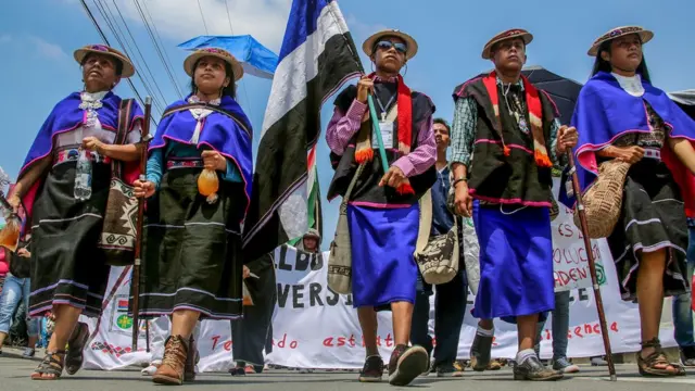Indígenas marchando en una protesta (Foto: Juan Quintero/ AFP)