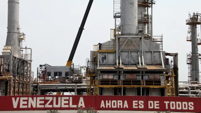 Imagen de una refinería en la ciudad de Morón, Venezuela.