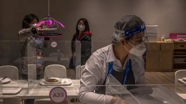 Các món ăn được mang đến bởi một con robot tự động trong canteen...