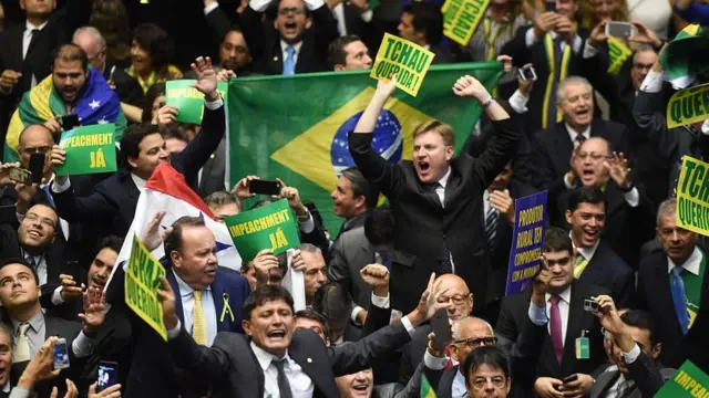 Deputados celebrando o resultado da votação pelo impeachmentslots a 1 centimoDilma Rousseff. 17.abr.2016