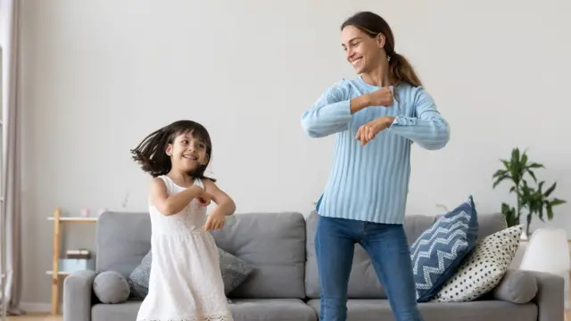 Madre e hija bailando