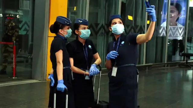 इंडिगो एयरलाइंस की महिला क्रू सदस्य