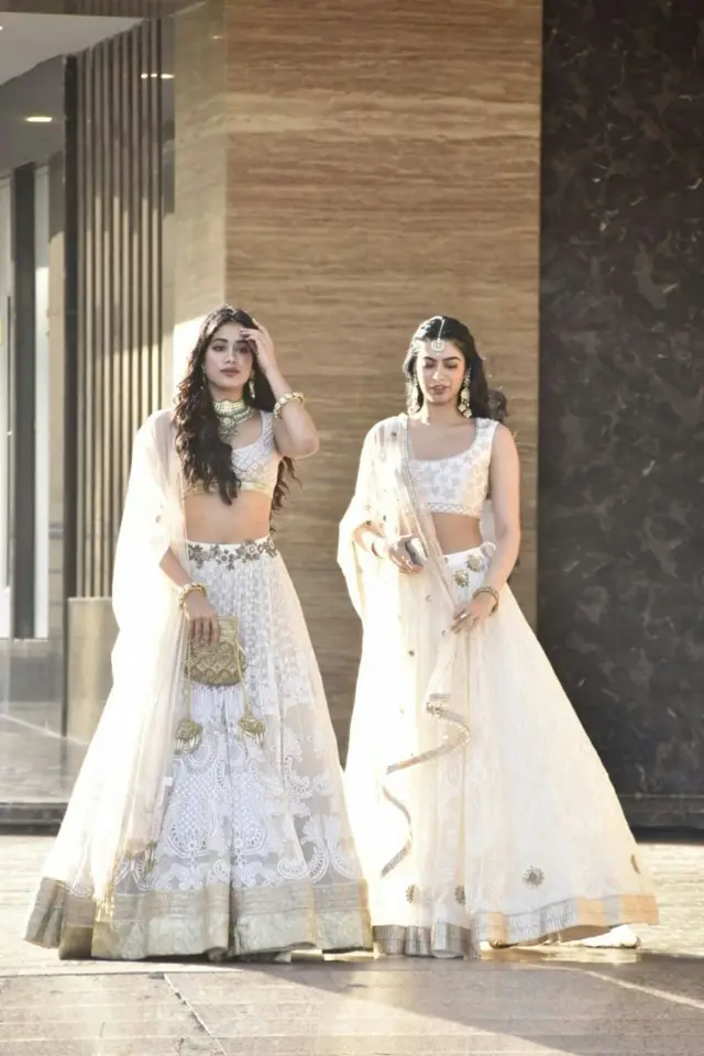 जाह्नवी और खुशी कपूर.