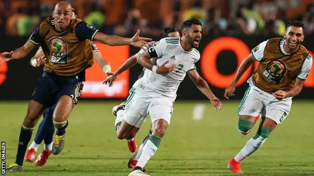 Riyad Mahrez (katikati) alishinda magoli matatu idadi sawa na ya Sadio Mane