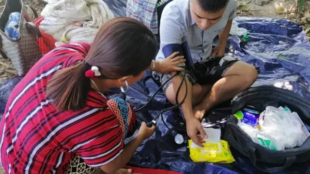 လေးကေ့ကော်မှာ စစ်ရှောင်တွေကို ဆေးကုသမှုပေးနေတဲ့ မသူသူ