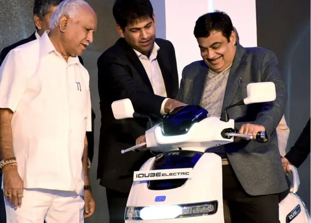 नितीन गडकरी TVSची इलेक्ट्रिक टू-व्हीलर लाँच करताना.