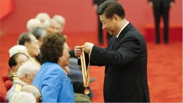 ২০১৫ সালে আনা শেনওয়াল্টকে একটি সম্মানসূচক পদক দিয়েছেন চীনা প্রেসিডেন্ট শি জিনপিং