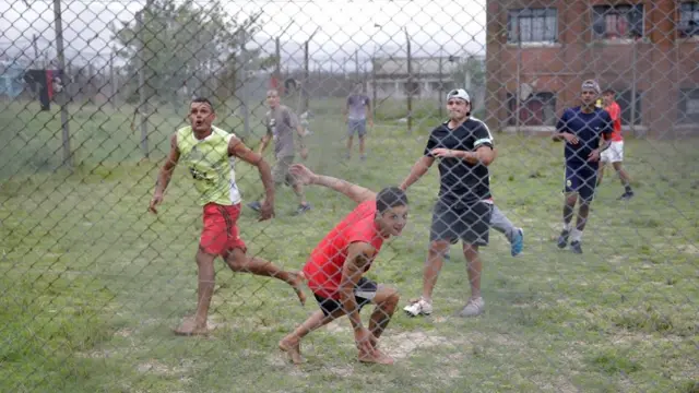 Presos jugando fútbol
