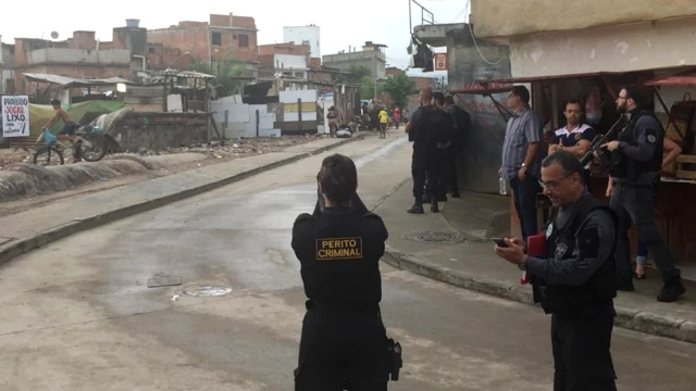 Peritos fotografam áreacrime no Rio