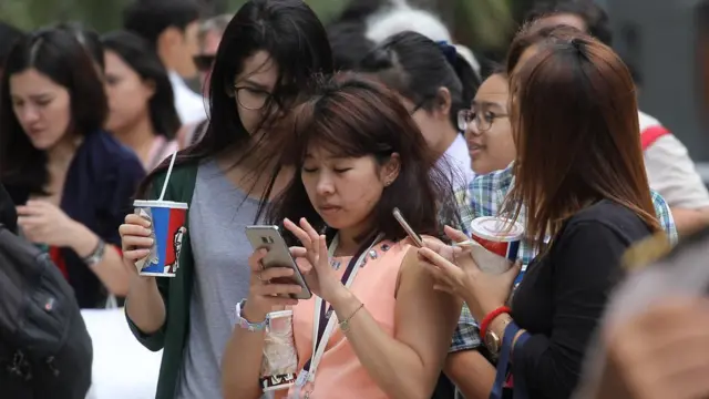 Подростки с гаджетами