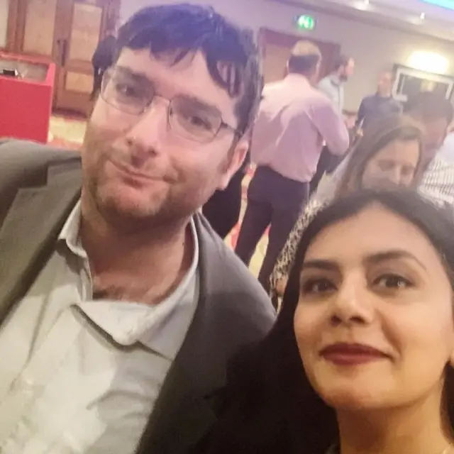 பணியிடம் காரணமாக இருவரும் மிகவும் நெருங்கிய நண்பர்கள் ஆகிவிட்டார்கள்.