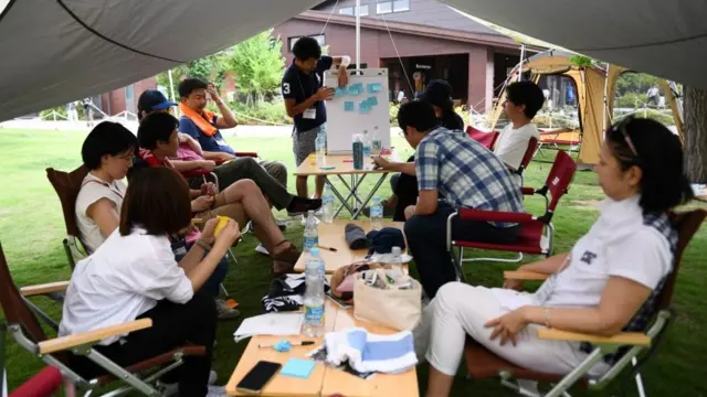 કામ કરતાં લોકો