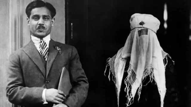 نواب حمید اللہ خان اپنی والدہ نواب سلطان جہاں بیگم کے ہمراہ