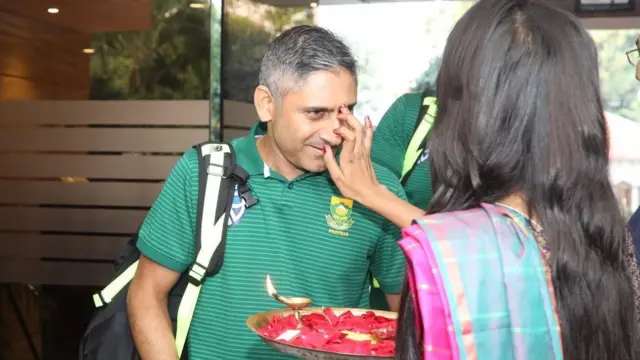 होटल ली लैक में दक्षिण अफ़्रीकी टीम का स्वागत