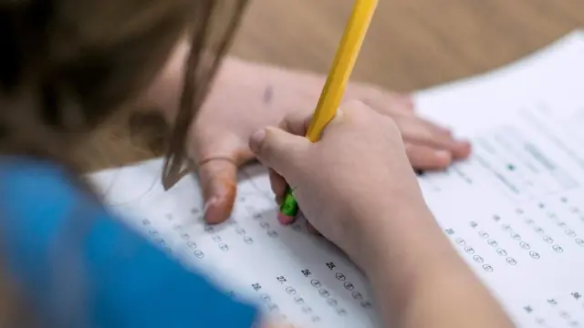 تلميذة أثناء المذاكرة