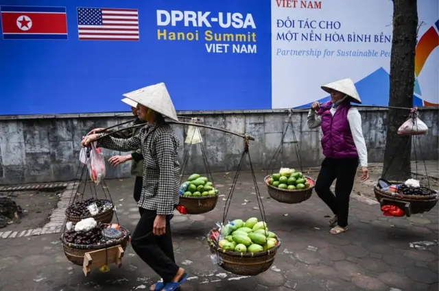 Gánh hàng rong đại diện cho kinh tế vỉa hè của Việt Nam.