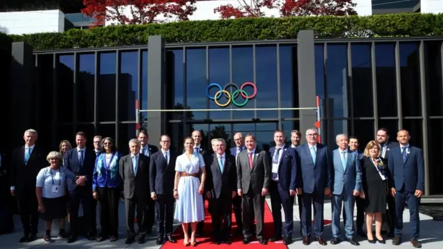 у нового здания МОК