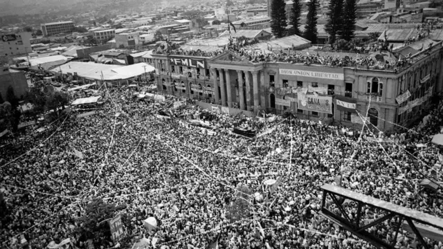 Celebración de el acuerdo de paz en San Salvador.