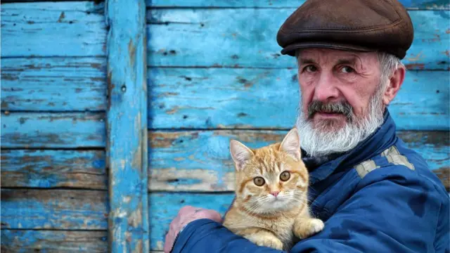 Пожилой человек с котом