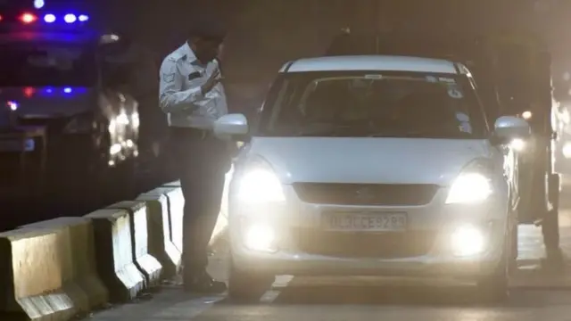 போக்குவரத்து நெரிசலை நெறிப்படுத்தும் காவலர்