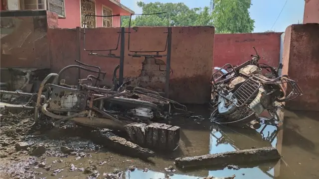 स्टेशन पर जले हुए वाहन