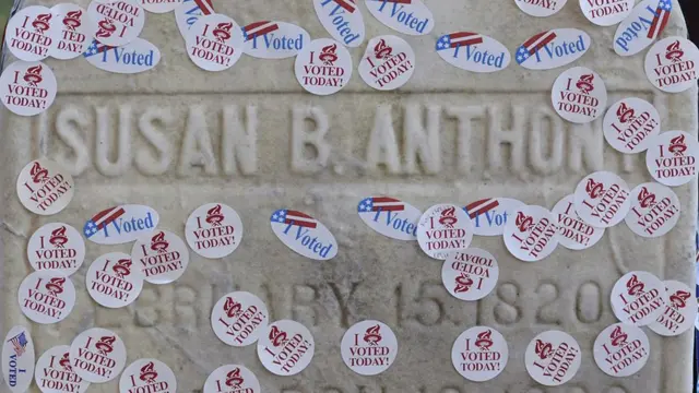 Lápida cubierta de pegatinas que dicen "Yo voté" y "Yo voté hoy".
