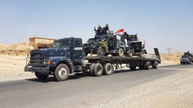 Traslado de vehículos blindados de las fuerzas iraquíes hacia Tal Afar.