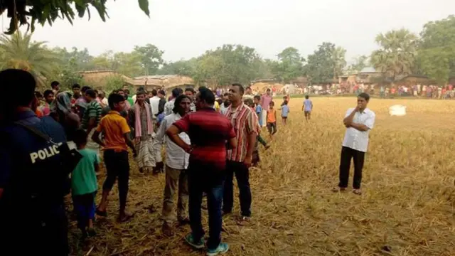 জঙ্গি অভিযান দেখতে উৎসুক লোকজন