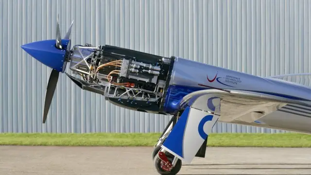 বিমানটিতে একটি ৪০০কেডাব্লিউ বৈদ্যুতিক পাওয়ারট্রেন ব্যবহার করা হয়েছে- যা একটি ৫৩৫বিএইচপি সুপারকারের সমান।