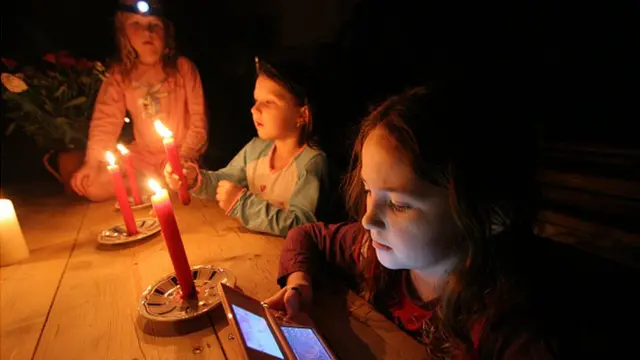 Meninas com celulares e velas