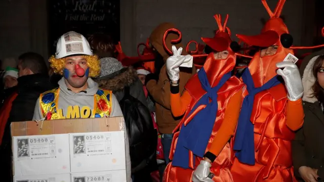 Personas disfrazadas frente al Teatro Real para el sorteo de El Gordo