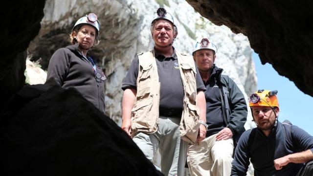 Finlayson y sus colegas en la cueva de Gorham.