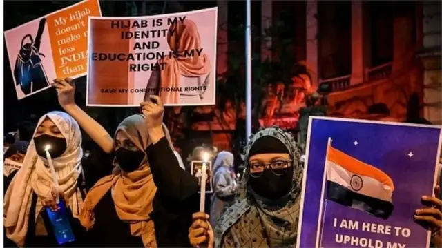 हिजाब घातलेल्या मुली